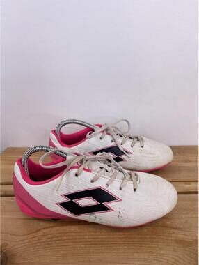 Lotto Nepoplitan WW Youth Soccer Cleats – Size 6W